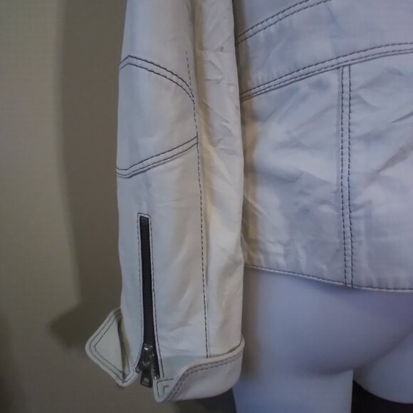 Gorgeous Super Soft Lambs Leather Jacket by CriscaVintage - Picture 2 of 8